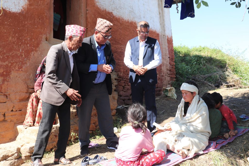 डडेल्धुरामा पहिरोमा पुरिएर मृत्यु भएका अवस्थीका परिवारलाई राहत 